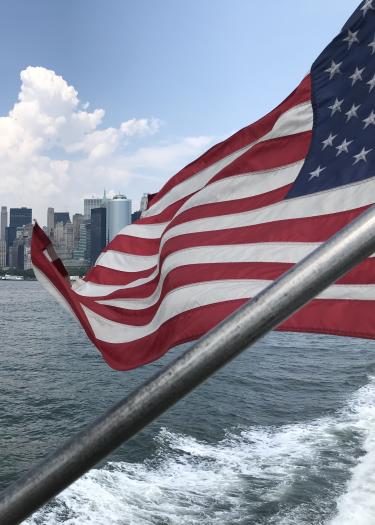 New York vom Wasser aus mit USA Flagge