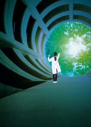Symbolbild, Tunnel mit Figur im weißen Kittel und Bäumen im Hintergrund