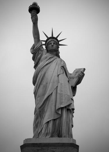Foto, schwarz-weiß, Frontalansicht von unten der Freiheitsstatue