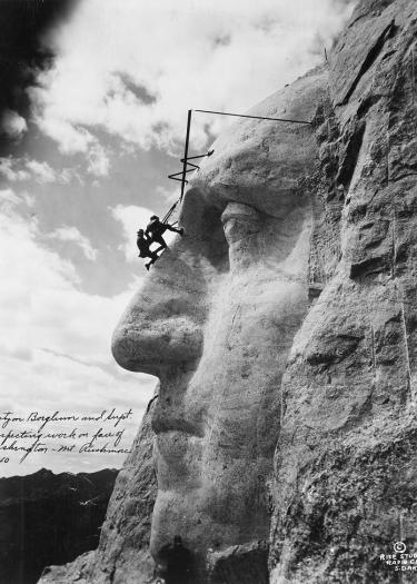 Historisches Foto, schwarz-weiß, Mount Rushmore, Profil von George Washington, Himmel, Arbeiter