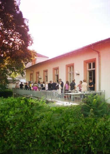 Foto, Gebäude mit Terrasse, Pflanzen, Baum