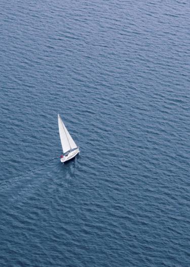 Foto, weißes Segelschiff, blaues Meer