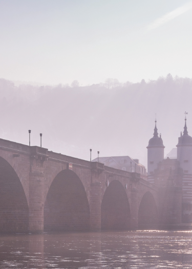 Foto, Alte Brücke in Heidelberg im Dunst