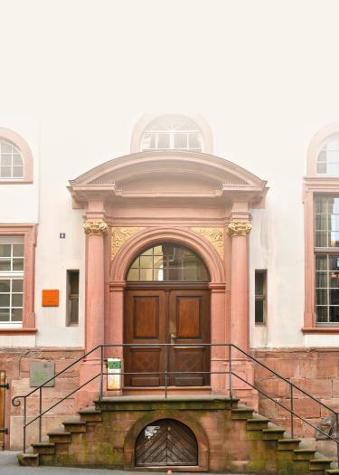 Foto, rote Sandsteintreppe, Hausfassade, Eingangstür