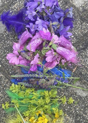 Foto, farbige Blütenarrangements auf Steinboden