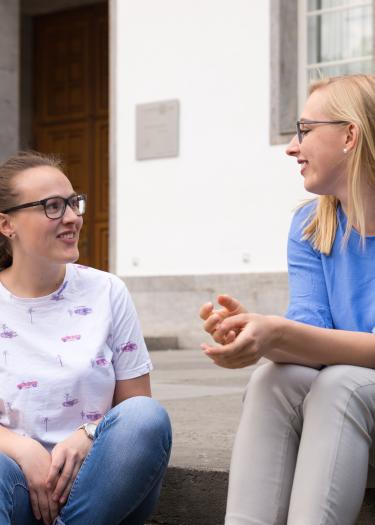 Zwei Studierende tauschen sich aus