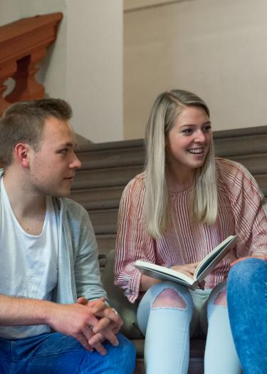 Studierende sitzen zusammen und reden