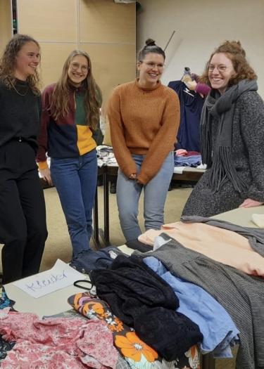 Eva Eiserloh, Louisa Mosmann, Tanja Griesbaum und Marie Meuter (v. l. n. r.) bei ihrer Kleidertauschparty im Rahmen der #climatechallenge im Wintersemester 2022/23