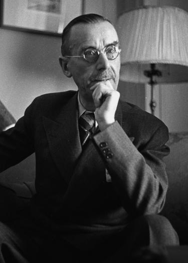 Schwarz-weiß Foto von Thomas Mann
