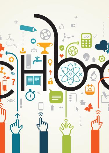 Umgeben von verschiedenen technischen Symbolen, Büchern und Sonstigem steht der Schriftzug „School“. Auf ihn zeigen vom unteren Bildrand her verschiedenfarbige Arme mit Mauszeiger-Optik