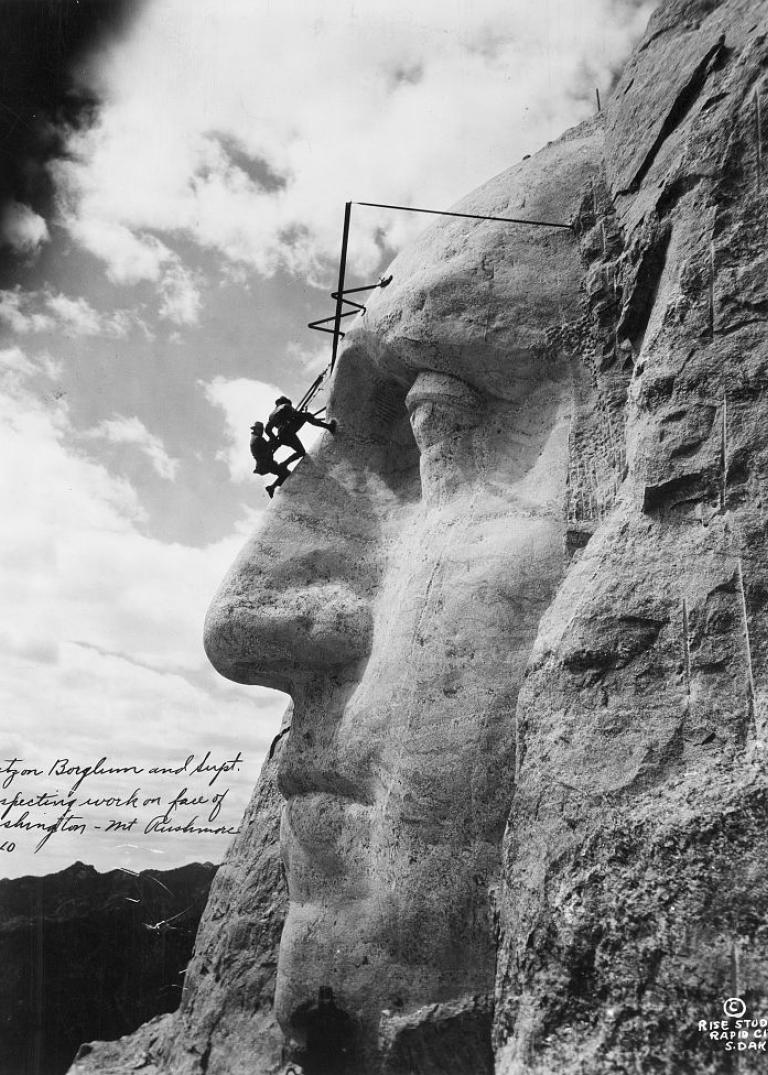 Historisches Foto, schwarz-weiß, Mount Rushmore, Profil von George Washington, Himmel, Arbeiter