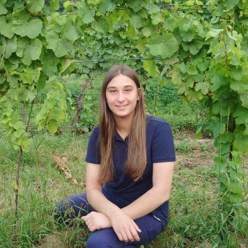 Ein Foto der Studentin und App-Entwicklerin Maria-Theresa Licka aufgenommen im Weinberg
