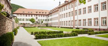 Blick auf sanierten Barockgarten zwischen Jesuitenkirche und dem Romanischen sowie Anglistischen Seminar