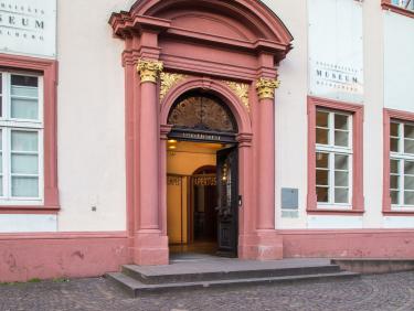 Alte Universität, Eingang mit Platz