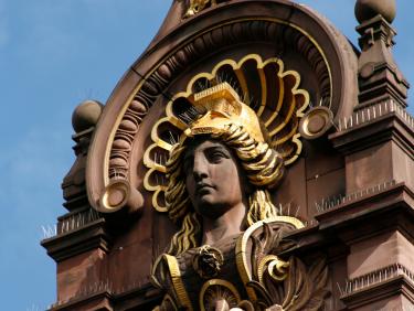 Pallas Athena schmückt die Fassade der Universitätsbibliothek Heidelberg