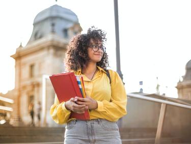 Studierende Treppe Unterlagen gelbes Hemd
