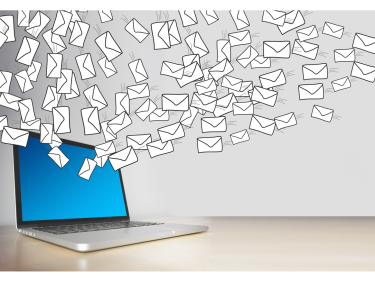 Laptop mit ausfliegenden Briefen