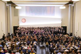 With over 200 musicians on stage, the Collegium Musicum of Heidelberg University and the Academic Choir of the University of Warsaw performed on 23 July 2023 in the Great Hall of Heidelberg’s New University.