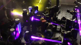 Aufbauten für die ultraschnelle Laserspektroskopie neuartiger Halbleiter.