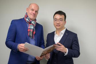 Medical student Binh Duong Thai (right) has been awarded the DAAD Prize for international students for his academic achievements and social engagement. The certificate was presented by Dr Alexander Au, head of the International Relations Division at Heidelberg University.