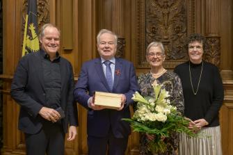 Für seine außergewöhnliche Lebensleistung geehrt: Prof. Dr. Peter-Christian Müller-Graff (Zweiter von links) – mit Ehefrau Dr. Constanze Müller-Graff – erhielt von Regierungspräsidentin Sylvia M. Felder (rechts) und Oberbürgermeister Prof. Dr. Eckart Würzner das Bundesverdienstkreuz 1. Klasse. 
